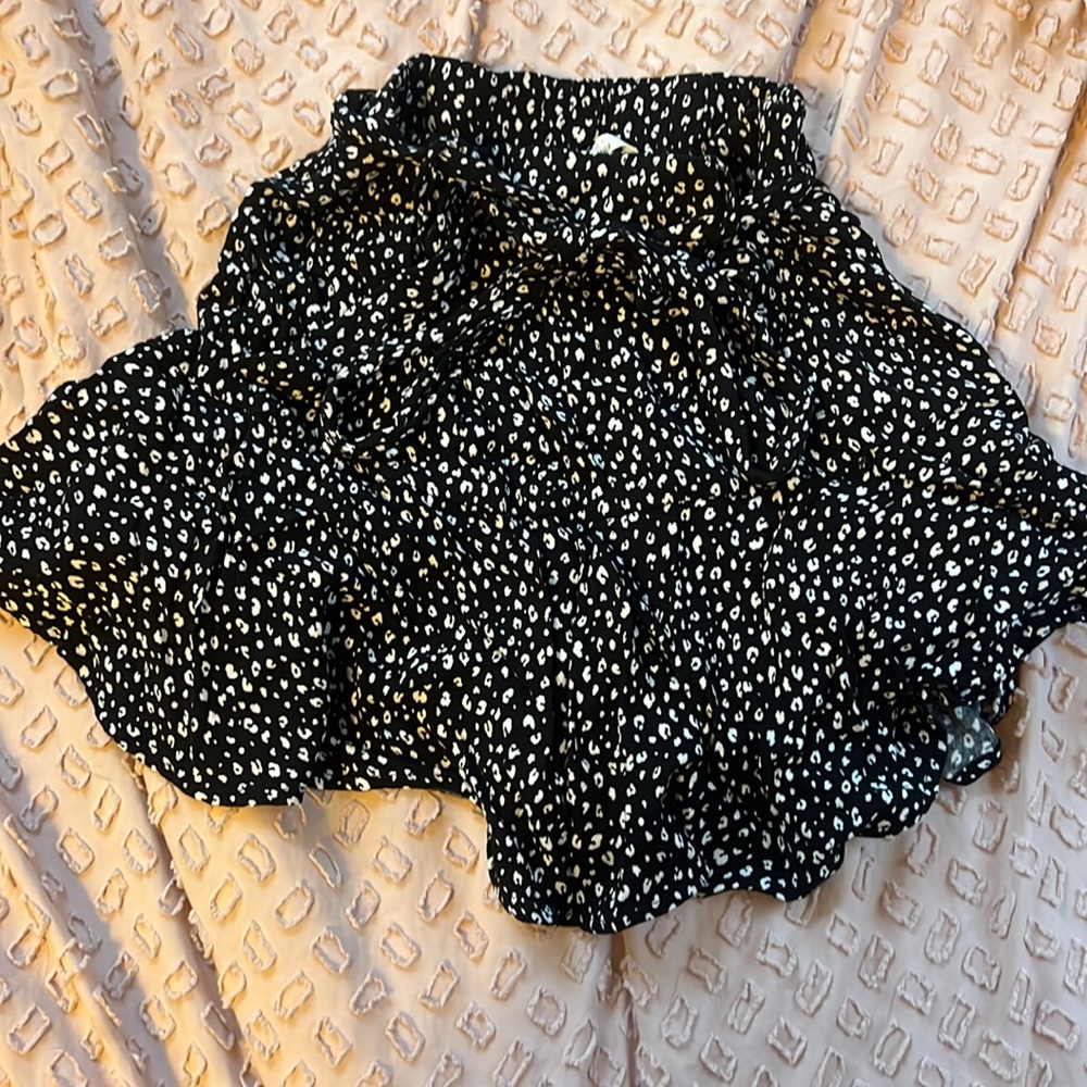Such a cute skort (skirt with shorts) size small and never worn!